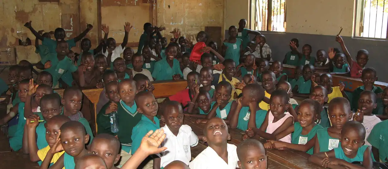 A full primary school classroom of Ugandan pupils.